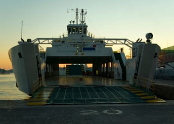 超级轴承提供平稳的码头操作
